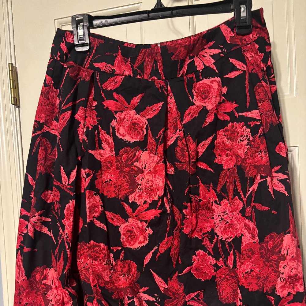 NEW YORK AND COMPANY LADIES SIZE 6 RED & BLACK FLORAL SKIRT PLEATS MINI SKIRT